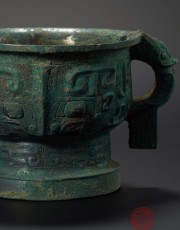 ARCHAIC BRONZE VESSEL, GUI, WITH ANIMAL MASK AND ELONGATED DRAGON PATTERN