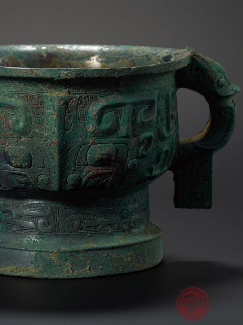 ARCHAIC BRONZE VESSEL, GUI, WITH ANIMAL MASK AND ELONGATED DRAGON PATTERN