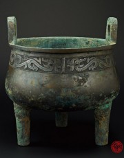 ARCHAIC BRONZE RITUAL TRIPOD, DING, WITH DRAGON PATTERN AND INSCRIPTION