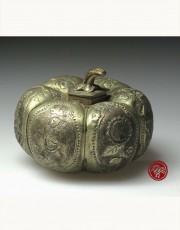 SILVER BOX IN PUMPKIN DESIGN WITH INCISED FLORAL & LANDSCAPE PATTERN